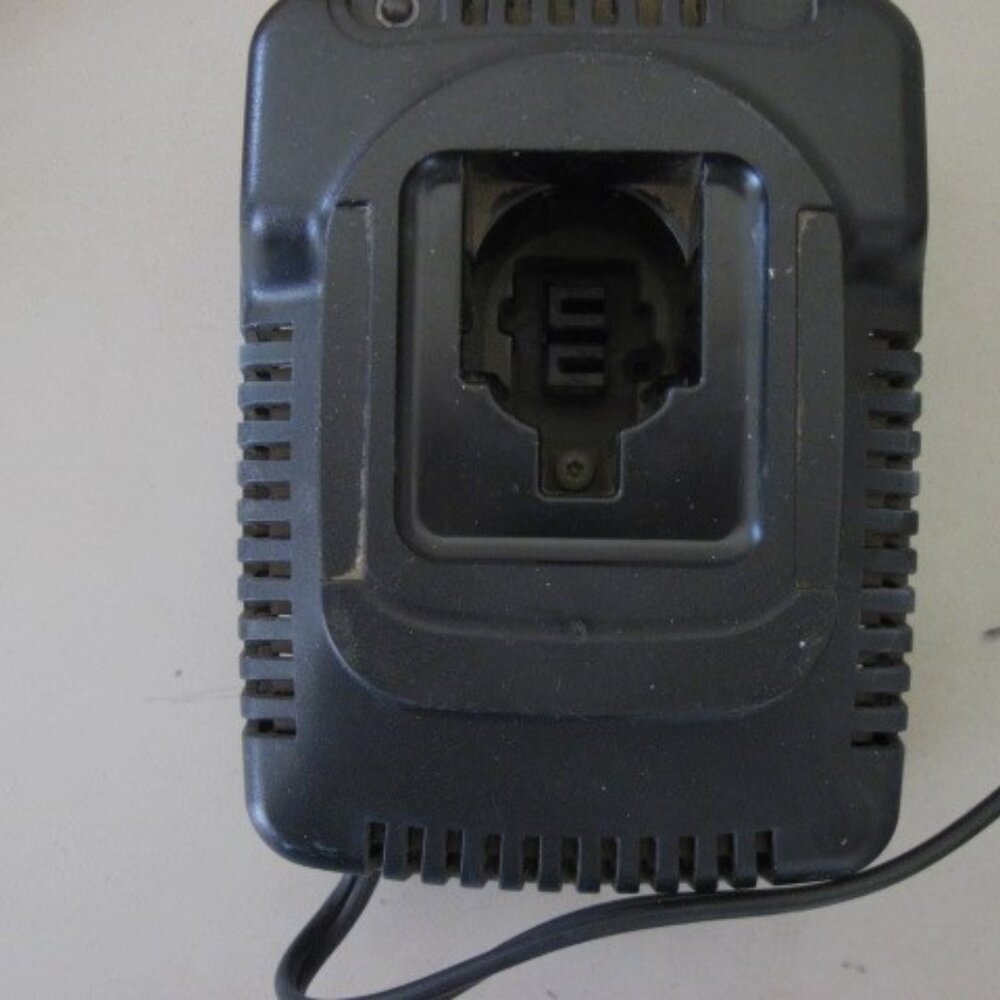 DEWALT DW9116 7.2-Volt to 18-Volt Pod Style 1 Hour Battery NiCd Charger-Compact